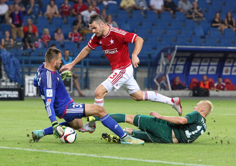 Paweł Brożek strzelił dwa gole w meczu ze Śląskiem Wrocław /Fot. Stanisław Rozpędzik /PAP