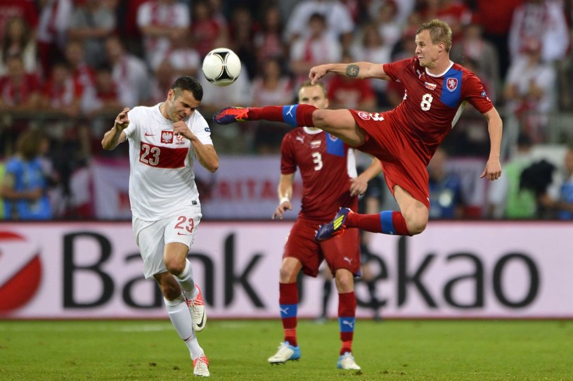 Paweł  Brożek w starciu z Czechem Davidem Limberskim podczas Euro 2012. /AFP