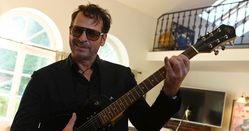 Paweł Deląg w scenie z serialu "Komisarz Alex" /Źródło: AIM