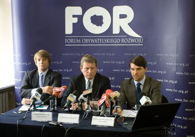 Paweł Dobrowolski (L), Leszek Balcerowicz (Ś), Mikołaj Barczentewicz (P) z FOR. Fot. Michał Dyjuk /Reporter