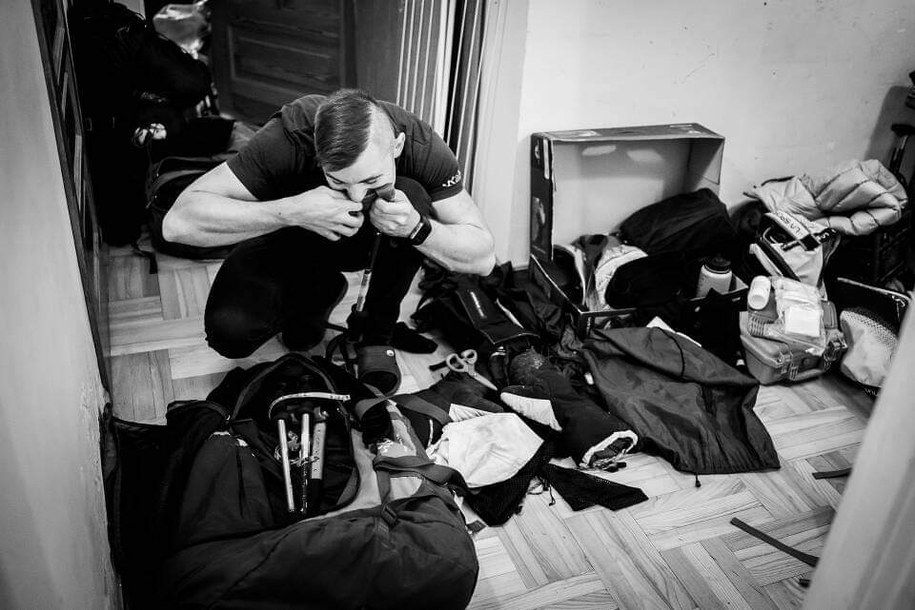 Paweł Dunaj podczas pakowania na wyprawę na K2 /Michał Obrycki /Materiały prasowe