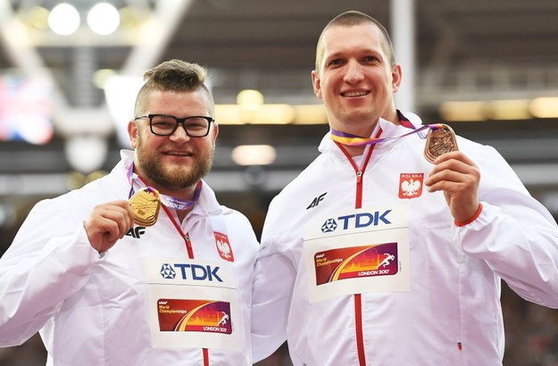 Paweł Fajdek i Wojciech Nowicki z medalami /ANDY RAIN /PAP/EPA