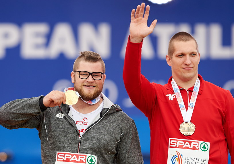 Paweł Fajdek (L) ze złotym medalem i Wojciech Nowicki (P) z brązowym /Adam Warżawa /PAP