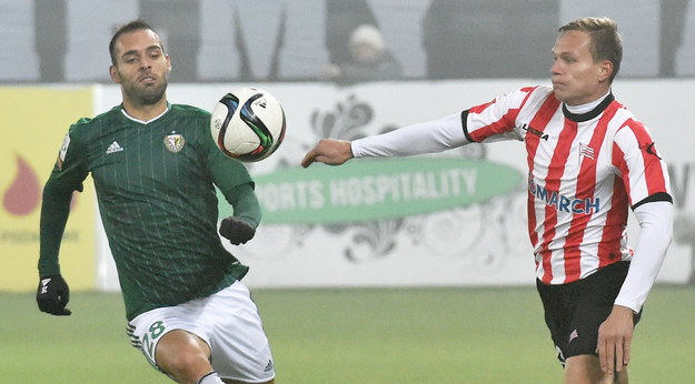 Paweł Jaroszyński (P) z Cracovii i Flavio Paixao (L) ze Śląska Wrocław /PAP/Jacek Bednarczyk /PAP