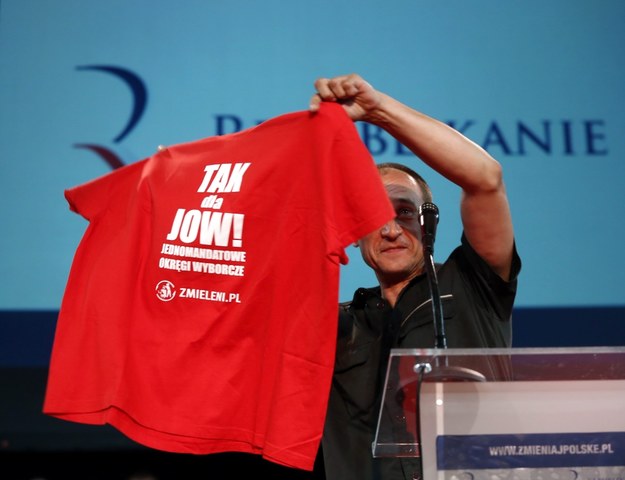 Paweł Kukiz z koszulką z hasłem popierającym JOW-y / 	Tomasz Gzell    /PAP