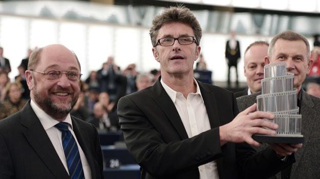 Paweł Pawlikowski (C) odebrał nagrodę LUX z rąk przewodniczącego PE Martina Schulza (L) /AFP
