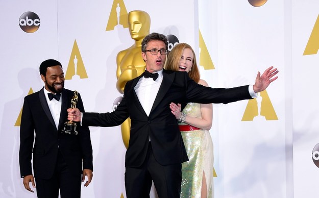 Paweł Pawlikowski pozuje z Oscarem dla "Idy" w towarzystwie Nicole Kidman i Chiwetela Ejiofora /PAUL BUCK  /PAP/EPA