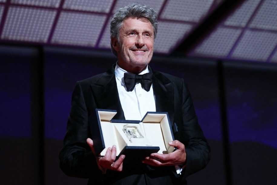 Paweł Pawlikowski ze statuetką w Cannes za reżyserię "Ojczyzny" /VALERY HACHE/AFP /East News