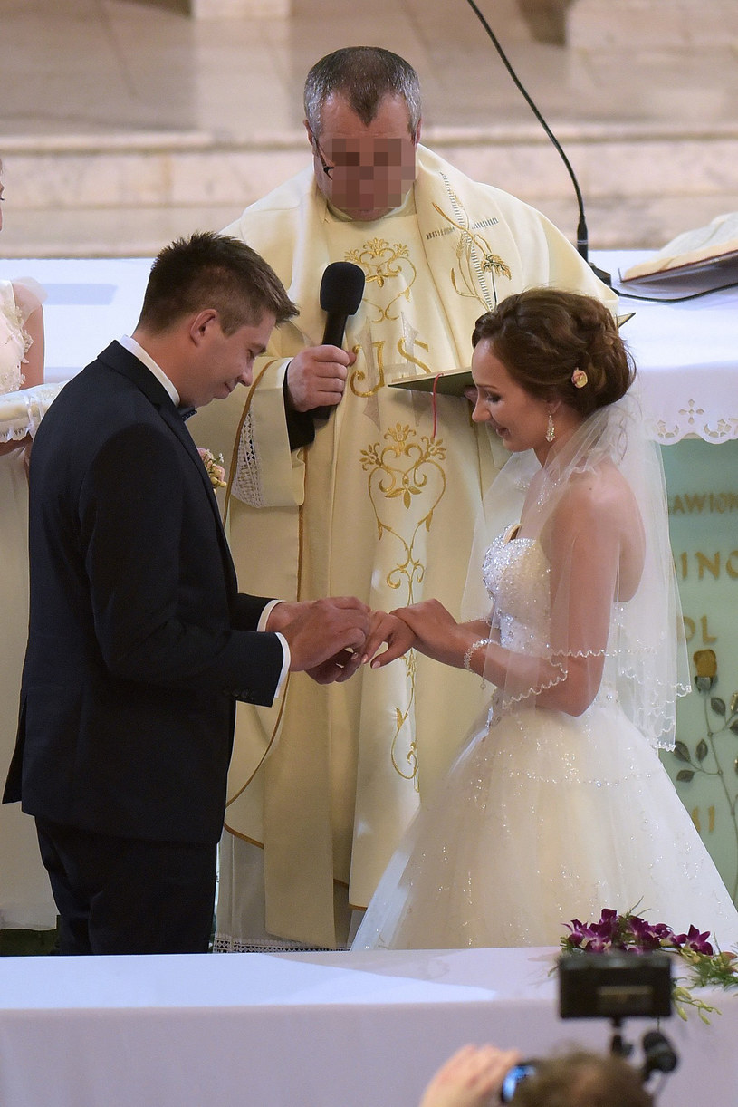 Paweł Szakiewicz i żona podczas ślubu /Marcin Gadomski /East News