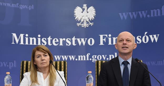 Paweł Szałamacha (P) i zastępczyni dyrektora Domu Maklerskiego PKO BP Bożena Kłopotowska (L) /PAP