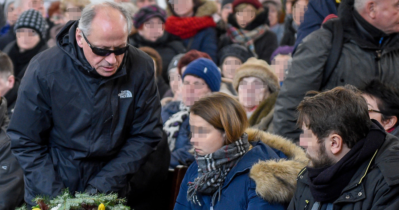 Paweł Wawrzecki pojawił się na pogrzebie Agnieszki Kotulanki. Złożył kondolencje jej dzieciom - Katarzynie i Michałowi /Bunner /Newspix