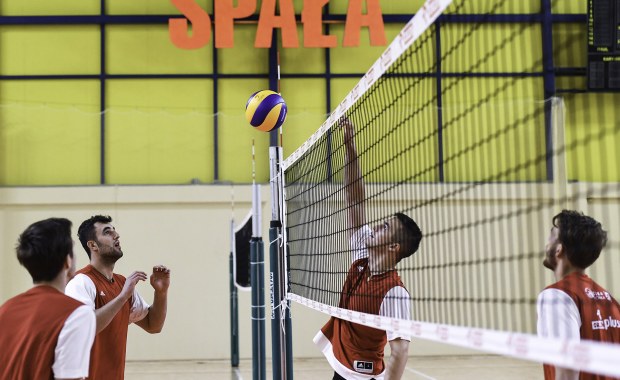 Paweł Woicki wybrał dwunastu siatkarzy na uniwersjadę w Neapolu