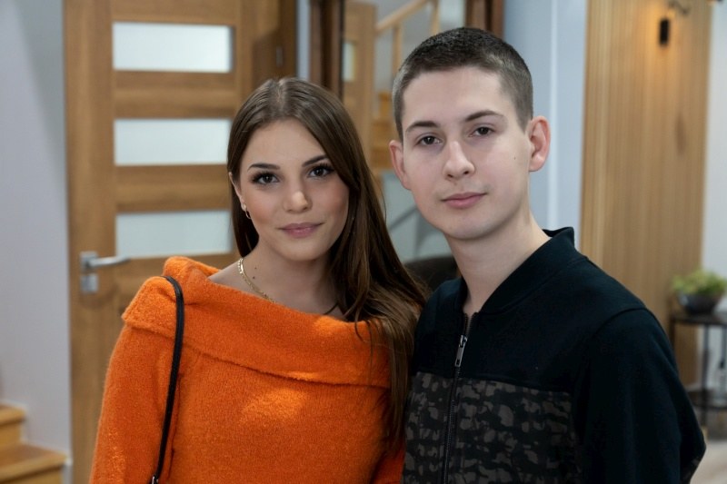 Pawełek (Julian Peciak) nieoczekiwanie przyprowadzi do domu Tolę (Klaudia Łapot), córkę sąsiadów skonfliktowanych z Lubiczami /Źródło: AIM