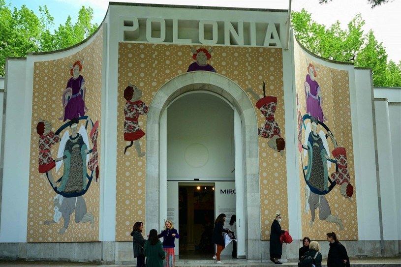 Pawilon Polski, a w nim dzieła Małgorzaty Mirgi-Tas, zachwyciły międzynarodową publiczność podczas Biennale 2022 /VINCENZO PINTO/AFP/East News /East News