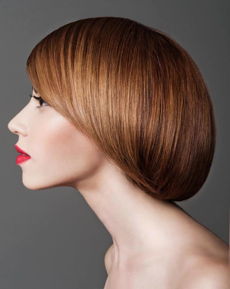 Paź to modna i efektowna fryzura na lato, optycznie zwiększająca objętość włosów/ Zdjęcie fryzurynadzis.pl /materiały promocyjne
