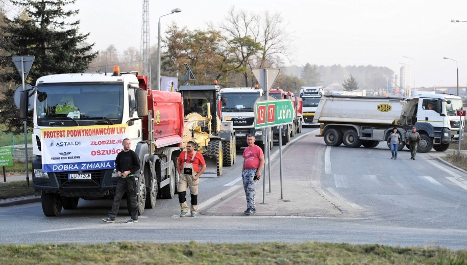Październikowy protest podwykonawców na drodze krajowej nr 17 /Wojciech Pacewicz /PAP