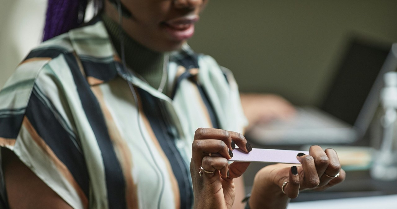 Paznokcie hybrydowe zdejmiesz bezpiecznie w domowych warunkach /Jep Gambardella /pexels.com