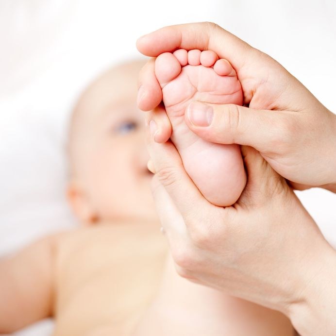 Paznokcie można obcinać cążkami lub nożyczkami dla niemowląt /123RF/PICSEL