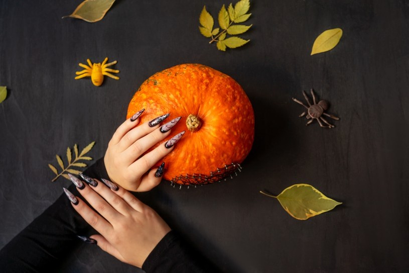 Paznokcie na Halloween to świetne uzupełnienie całej stylizacji. /123RF/PICSEL