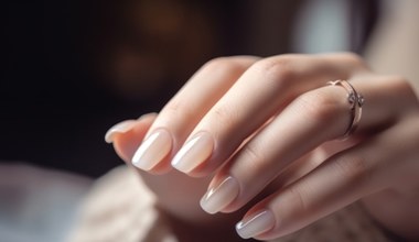 Paznokcie po hybrydzie potrafią być mocno zniszczone. Pomóc mogą domowe sposoby za grosze
