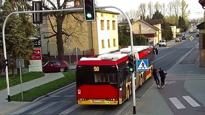 Pchnęła koleżankę wprost pod jadący autobus.  "Wygłupy" nagrały kamery monitoringu 