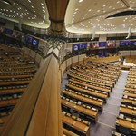 PE chce kontroli krajowych planów odbudowy. Europosłowie PiS przeciwko