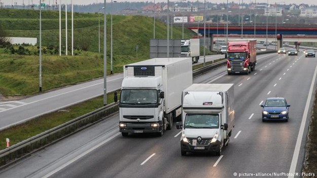 PE zatwierdził reformę przepisów o pracownikach delegowanych, ale szykuje się ważniejsza dla Polski batalia o kierowców /Deutsche Welle