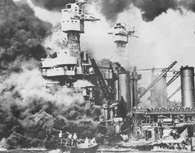 Pearl Harbor, amerykański pancernik "West Wirginia" płonie po zbombardowaniu przez samoloty japoń /Encyklopedia Internautica