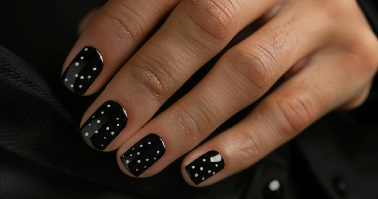 Pearl polka dots to interesujący wybór na zimowy manicure /Pixel