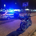 Pech motocyklisty. Efektowne pożegnanie z sezonem kosztowało go 1500 zł