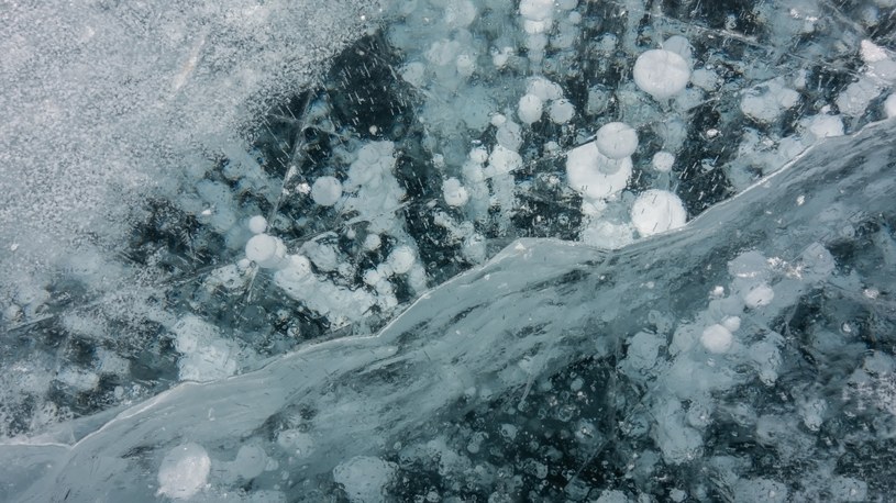 Pęcherzyki gazu uwięziona w zamarznętych wodach Bajkału /123RF/PICSEL
