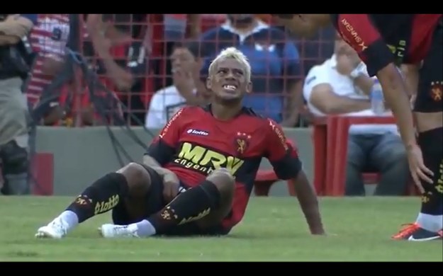 Pechowiec Marcelinho stracił podczas meczu przedniego zęba /YouTube