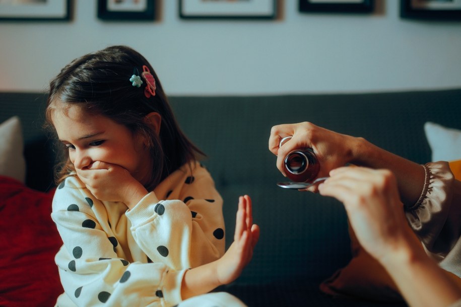 Pediatra: Kluczowe jest rozróżnienie, kiedy z dolegliwościami można sobie poradzić w domu, a kiedy konieczna jest konsultacja lekarska /Shutterstock