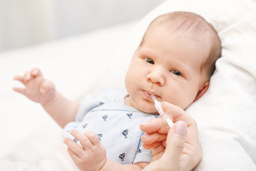 Pediatrzy zalecają podawanie witaminy D już od urodzenia /123RF/PICSEL