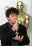 Pedro Almodovar cieszy się z Oscara /EPA