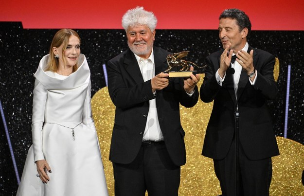 Pedro Almodovar (w środku) ze Złotym Lwem, obok Isabelle Huppert (L) i Pietrangelo Buttafuoco /ETTORE FERRARI /PAP/EPA