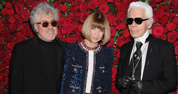 Pedro Almodovar w towarzystwie Anny Wintour i Karla Lagerfelda - fot. Dimitrios Kambouris /Getty Images/Flash Press Media