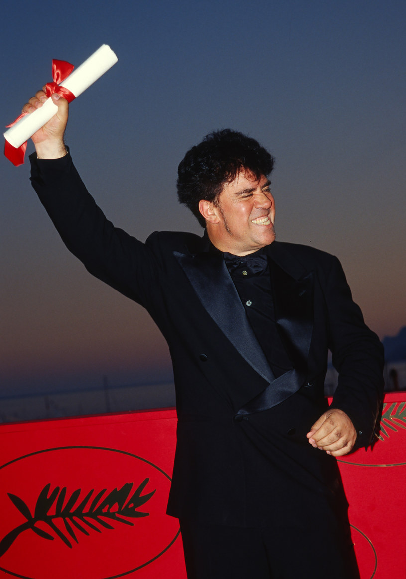 Pedro Almodovar z nagrodą za najlepszą reżyserię na festiwalu w Cannes w 1999 roku /FocKan/WireImage /Getty Images