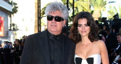 Pedro Almodovar z odtwórczynią głównej roli w "Volver" - Penelope Cruz /AFP