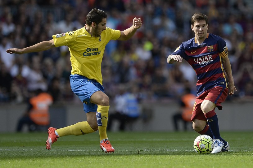 Pedro Bigas z UD Las Palmas kontra Leo Messi /AFP