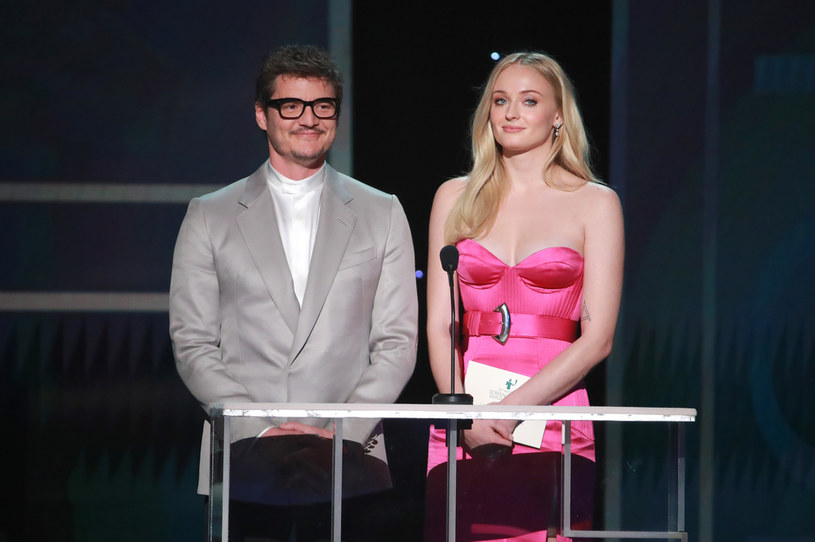 Pedro Pascal i Sophie Turner - aktorzy znani z kultowej serii HBO "Gra o Tron" /AFP