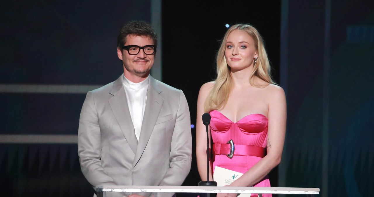 Pedro Pascal i Sophie Turner - aktorzy znani z kultowej serii HBO "Gra o Tron" /AFP