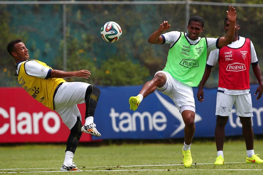 Pedro Quinonez i Antonio Valencia na treningu przed mundialem /JOSE JACOME /PAP/EPA