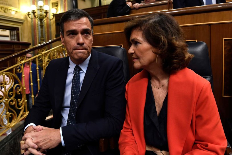 Pedro Sanchez (L) i wicepremier rządu Hiszpanii Carmen Calvo /AFP