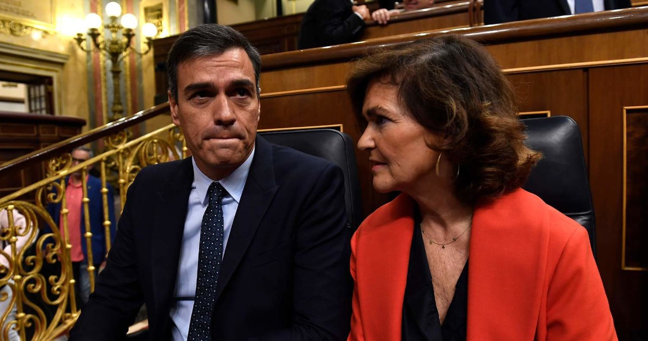 Pedro Sanchez (L) i wicepremier rządu Hiszpanii Carmen Calvo /AFP