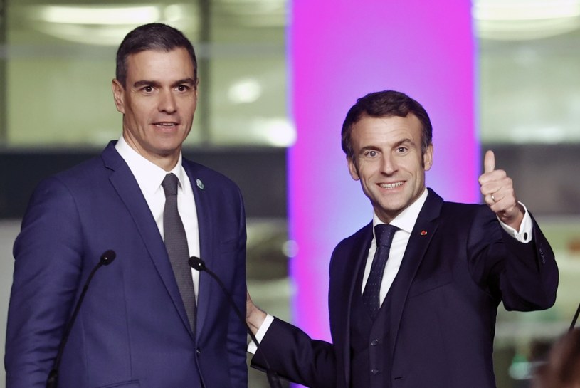 Pedro Sanchez (L), premier Hiszpanii i Emmanuel Macron (P), prezydent Francji /EPA