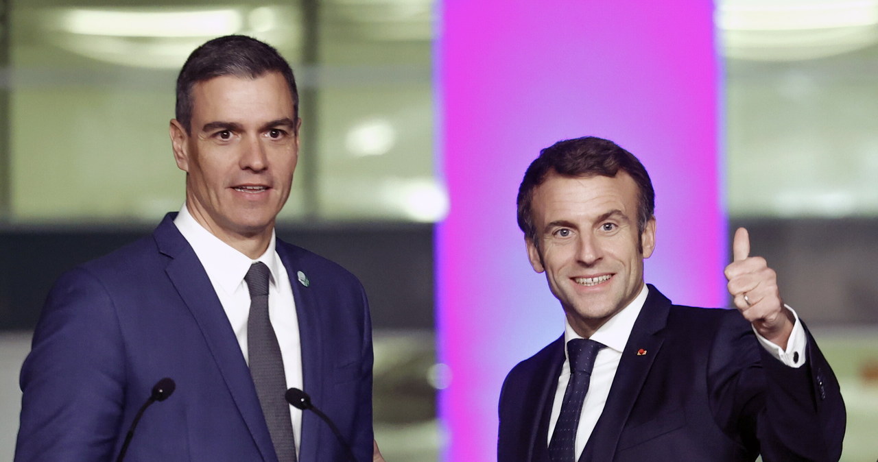 Pedro Sanchez (L), premier Hiszpanii i Emmanuel Macron (P), prezydent Francji /EPA