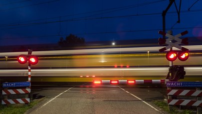 Pędzący pociąg przecina autobus na pół [NAGRANIE]