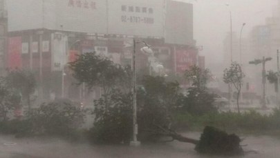 Pędzi z prędkością 216 km/h, niszczy wszystko. Supertajfun Meranti zaatakował Tajwan