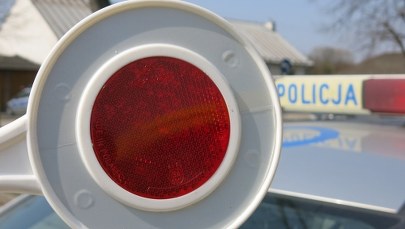 Pędził 160 km/h, zatrzymała go dopiero blokada. Policjanci siłą wyciągali 82-latka zza kierownicy 